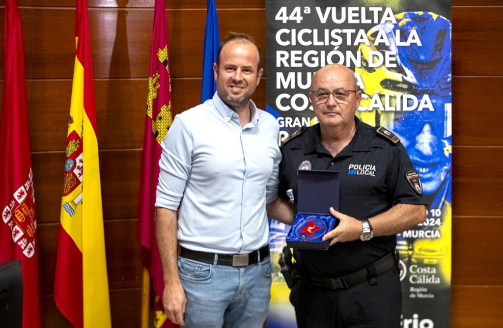 La Polica Local de Totana, homenajeada por la Vuelta Ciclista a la Regin de Murcia Costa Clida
